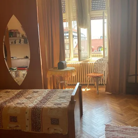 Exit Queen Apartment *